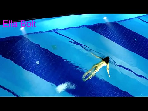 ❤️ Ech kann net ophalen ze kucken, jonk Blond gefaange schwammen plakeg am ELLA BOLT Resort Pool Häre Porno bei eis ❌️❤