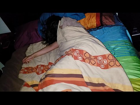 ❤️ Stiefson beréiert seng jonk Stéifmamm wärend hatt schléift. Häre Porno bei eis ❌️❤